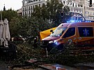 Strom, který strhla boue Ciarán zabil v Madridu enu. Na místo pijely policie...