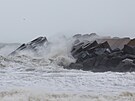 Silné vlny rozvíené bouí Ciarán naráejí na molo v belgickém Ostendu.  (2....