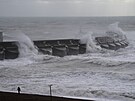 Burácející vlny dopadají na pobení hráz v anglickém Brightonu. Boue Ciarán...