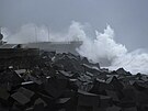 Burácející vlny dopadají na molo v belgickém Ostendu bhem boue Ciarán. (2....