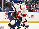Dominik Kubalík (v bílém) z Ottawa Senators se petlauje ped bránou Toronto...
