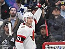 Dominik Kubalík (81) z Ottawa Senators se prosadil v zápase s Toronto Maple...