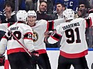 Dominik Kubalík slaví svj gól se spoluhrái z Ottawa Senators, vlevo Claude...