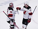 Vítek Vanek (vlevo) a Dougie Hamilton slaví výhru New Jersey Devils.