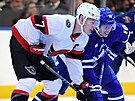 Brady Tkachuk (7) z Ottawa Senators a Mitchell Marner z Toronto Maple Leafs se...