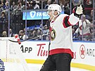 Dominik Kubalík z Ottawa Senators slaví svj gól proti Toronto Maple Leafs.