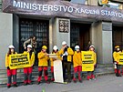 Ministerstvo k�cen� star�ch les�. Aktivist� Greenpeace vylezli na �eb��ky a...