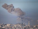 Kou se vznáí nad mstem Gaza po izraelském útoku. (4. listopadu 2023)
