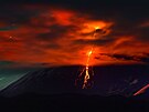 Kamatská sopka Kljuevskaja bhem erupce v noci (5. záí 2013)