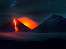 Kamatská sopka Kljuevskaja bhem erupce v noci (25. srpna 2016)