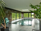 V krytém bazénu se majitelé domu i jejich hosté mohou koupat celý rok.