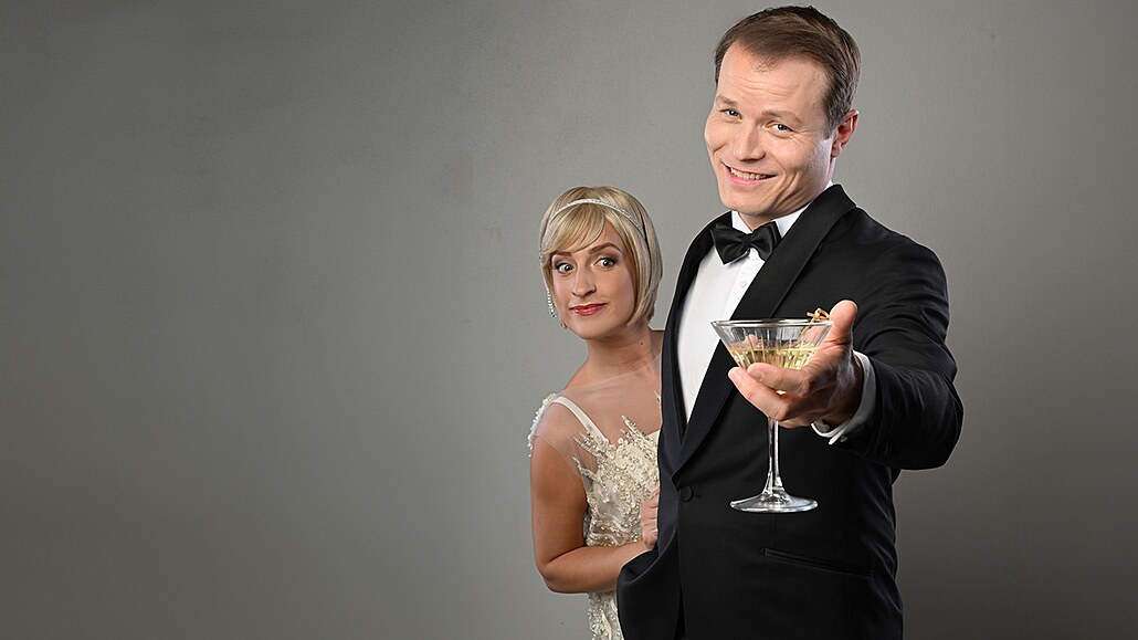 Luká� Janota si p�ipíjí jako Velký Gatsby, po jeho pravici Kristýna Da�helová...