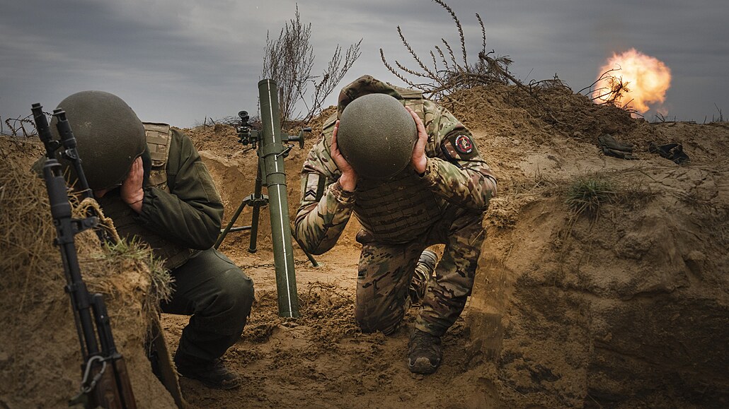 Vojáci 1. brigády ukrajinské Národní gardy Burevij (Hurikán) bhem bojového...