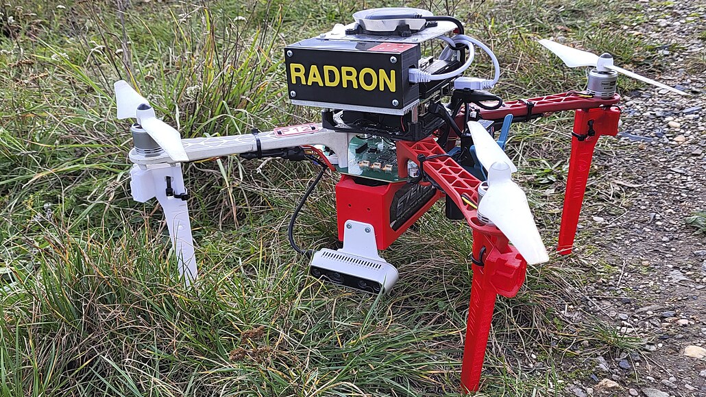 Robotický stroj, RaDron, vyvíjeli specialisté z FEL n�kolik let. Osazený je...