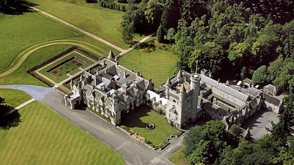 Hrad Balmoral ve skotském Aberdeenshire je sám o sob� docela kapesní. Ostatn�,...