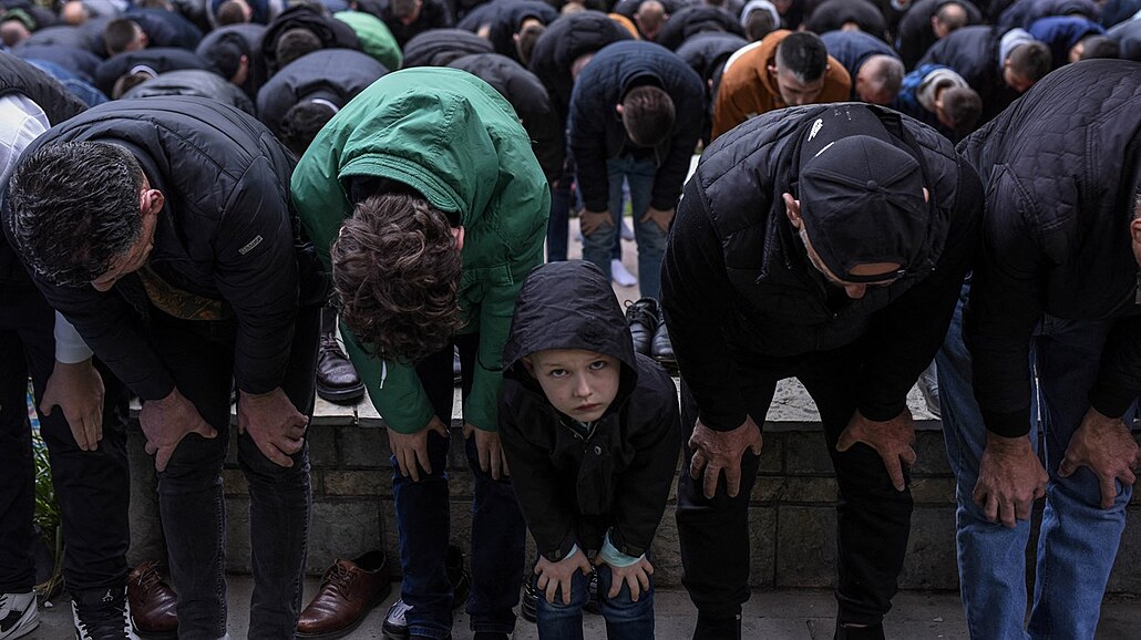 Muslimští věřící se modlí ve Velké mešitě v Prištině. (2. května 2022)