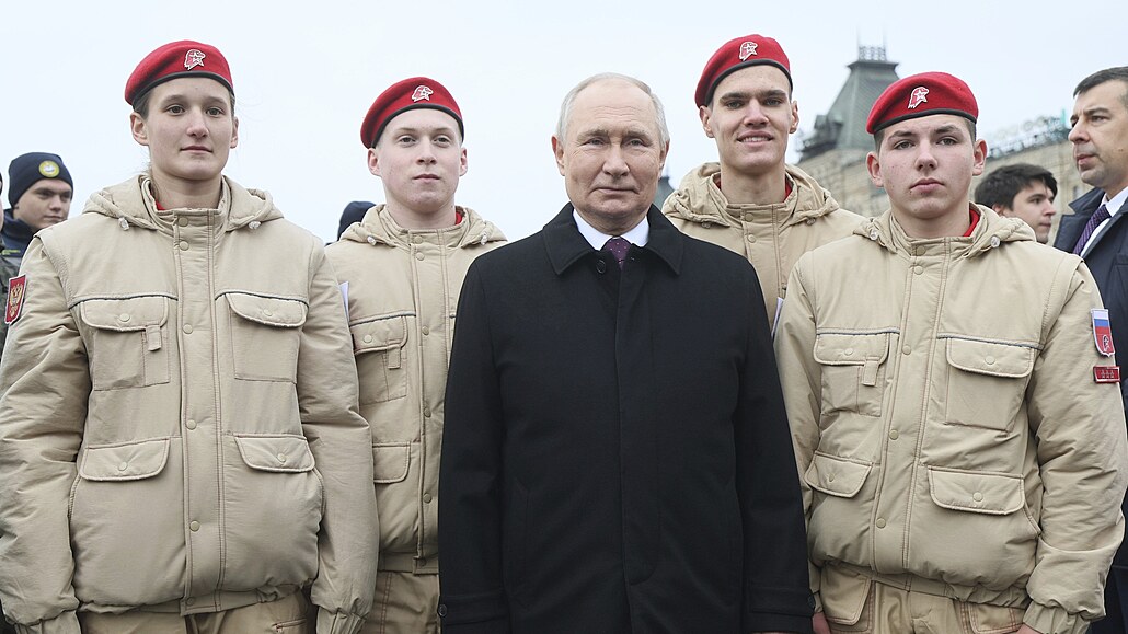 Ruský prezident Vladimir Putin pózuje s členy Národního hnutí mladých kadetů...