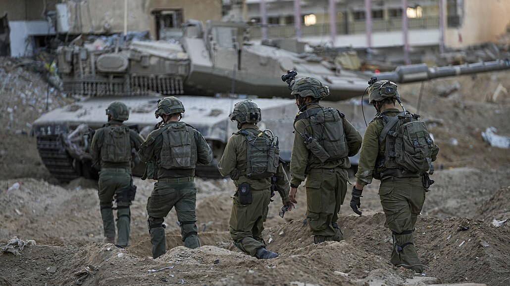 Dál v Gaze Izraeltí vojáci na severu Gazy postupují