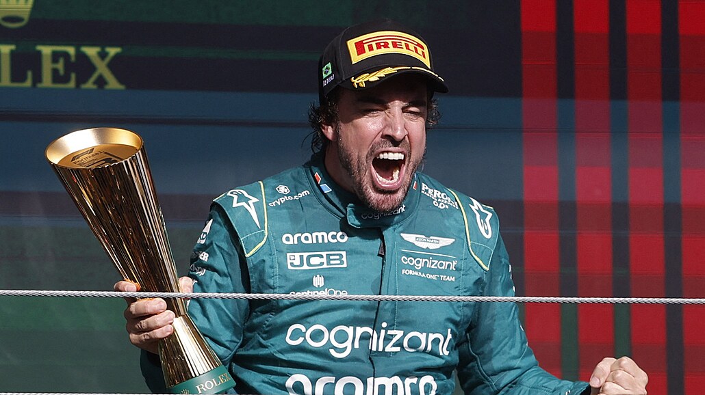 Fernando Alonso hlasit� slaví ubrán�né t�etí místo ve Velké cen� Brazílie.