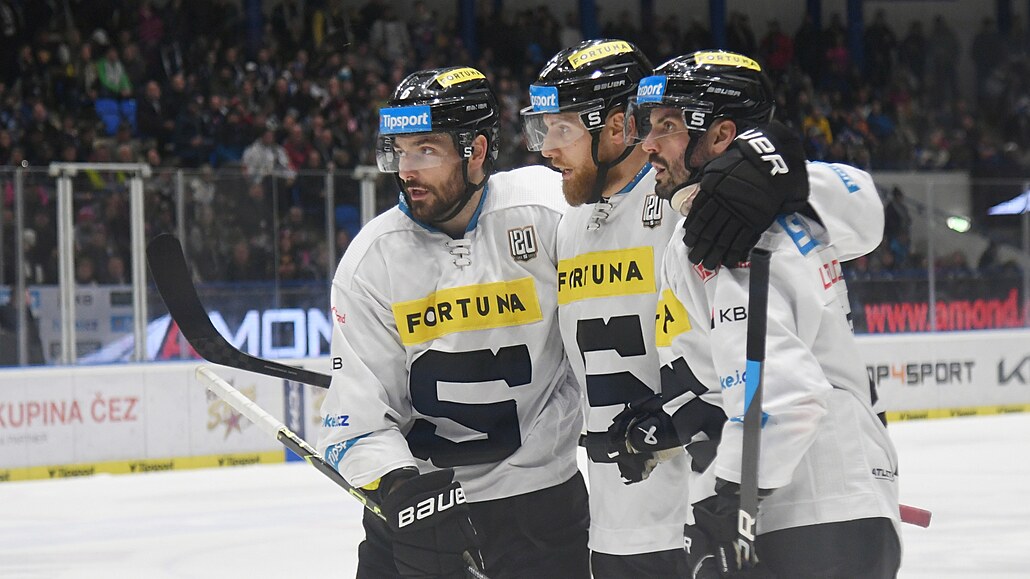 Spar�an�tí hokejisté Michal Kempný (6), Vojt�ch Mozík a Michal �epík (vpravo)...