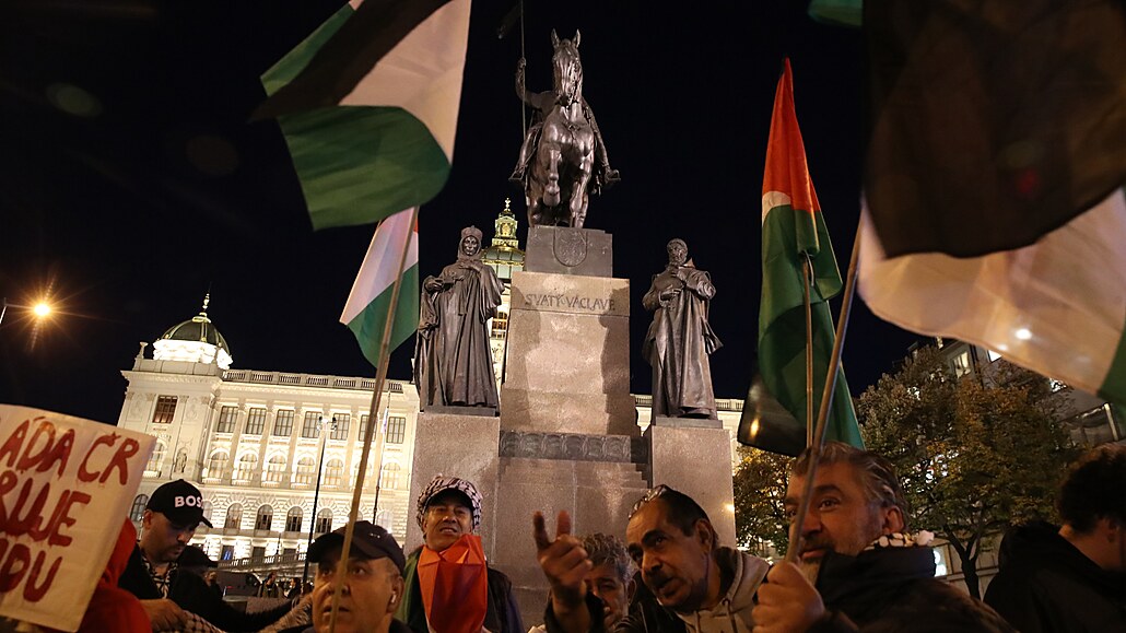Na Václavském nám�stí se se�li podporovatelé Palestiny. (1. listopadu 2023)