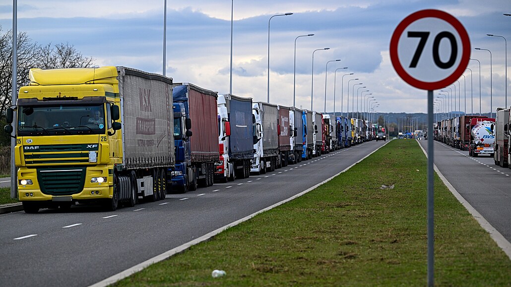 Fronta kamionů na silnici v Przemyslu na jihovýchodě Polska (8. listopadu 2023)