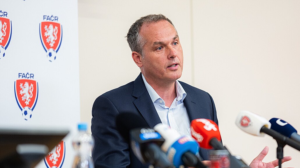 Libor Kova�ík, bývalý mezinárodní rozhod�í, nyní p�edseda komise rozhod�ích...