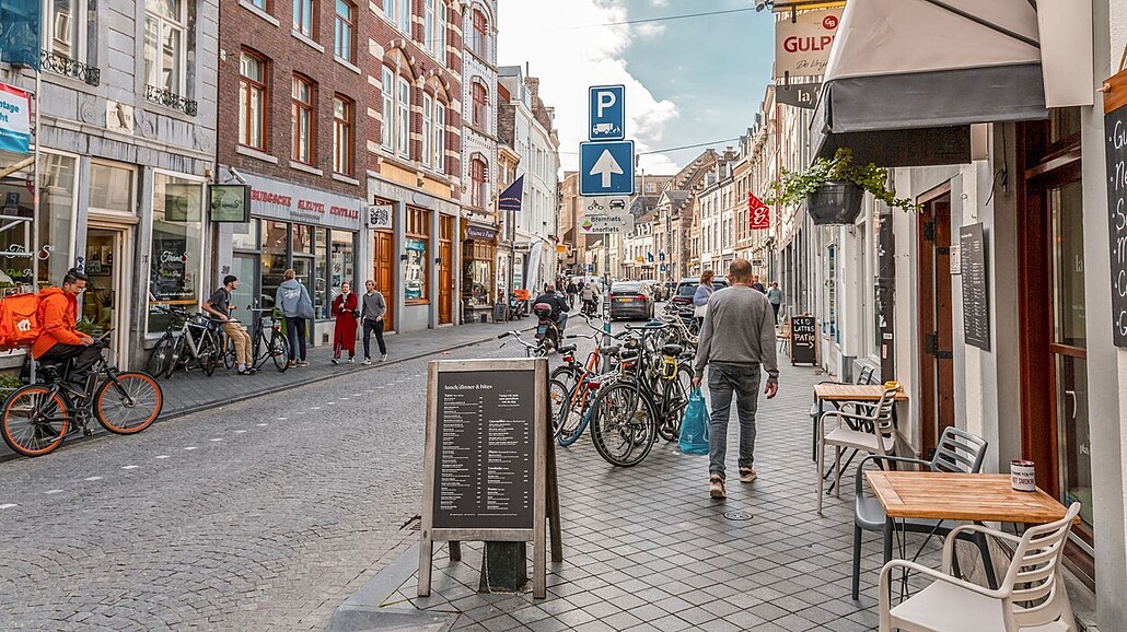 Typická ulice Maastrichtu. Kola parkují všude. (16. října 2021)