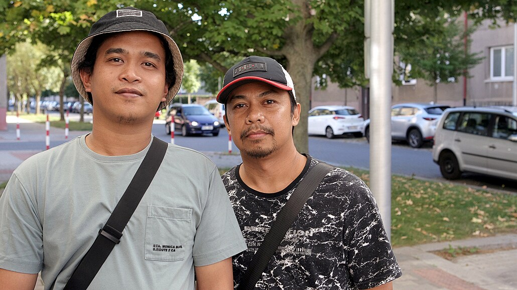 Filipínci, 27letý Gerald Tejano (vlevo) a 42letý Zydrex Bansales, pijeli...
