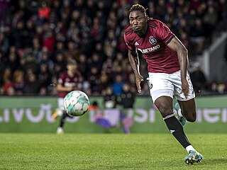 Victor Olatunji se ene za míem v utkání s Bohemians