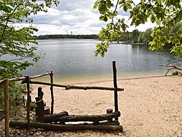 Rozlohou nevelké, ale zato nejhlubí jezero vzniklo po tb trkopísku u...