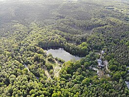 Pvodem ledovcem vytvoené jezírko Teufelssee uprosted berlínského Grunewaldu...