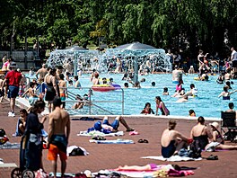 Za pirozenou nahotu se nemusíte stydt ani na letních veejných koupalitích....