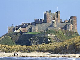 U� jen pohled na siluetu northumbrelandského hradu Bamburgh vzbuzuje respekt....