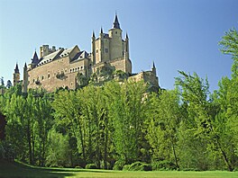 Nejprve nedobytná pevnost, poté královský palác, obávané v�zení, �kola...