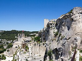 Ze slávy starého skalního hradu Chateau des Baux v Provence u dnes mnoho...