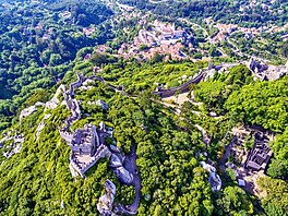 Castelo dos Mouros, tedy Maurský hrad, byl vystav�n na strategické vý�in� u...