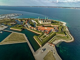 Dánský Kronborg neboli Korunní hrad, je jedním z nejníe poloených hrad...
