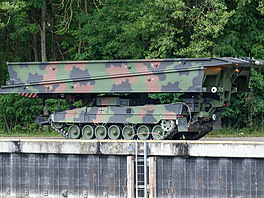 Mostní tank Panzerschnellbrücke Leguan (speciální vozidla na platform tanku...