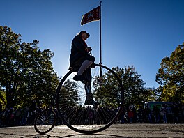 Jízda velocipedist na vysokých kolech Letenskými sady. (4. listopadu 2023)