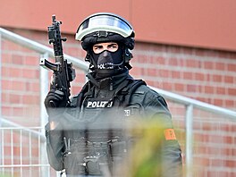 N�me�tí policisté zasahující u �koly v Hamburku, kde se podle zpráv ve t�íd�...