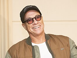 Filmová hvzda Jean Claude Van Damme na tiskové konferenci ped úterní praskou...
