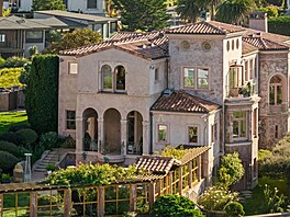 Vila stojí v exkluzivní tvrti Sea Cliff, El Camino Del Mar v kalifornském San...