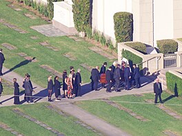 Rodina a známí na pohbu Matthewa Perryho (Los Angeles, 3. listopadu 2023)