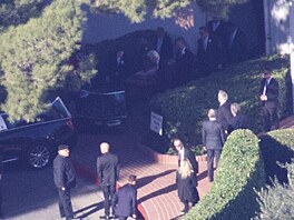 Rodina a známí na pohbu Matthewa Perryho (Los Angeles, 3. listopadu 2023)
