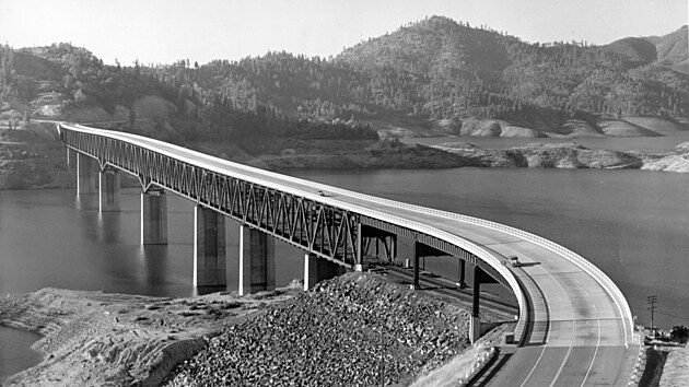 Pit River Bridge byl postaven v roce 1942 jako nejvyšší dvoupodlažní most v USA. Nahoře jezdí auta, dole vlaky.