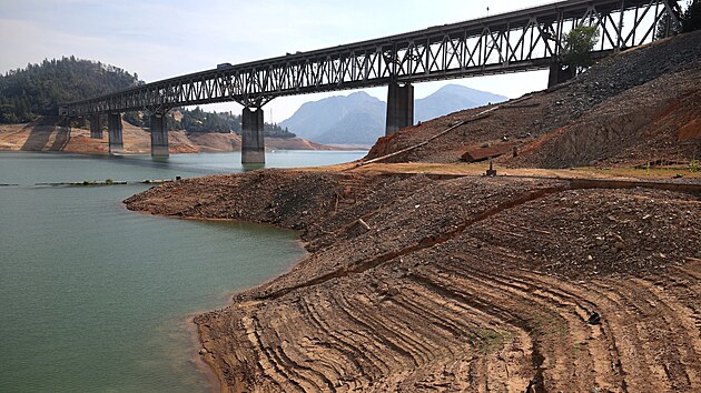 Pit River Bridge přes kalifornské Shasta Lake během období sucha (2. července 2021)