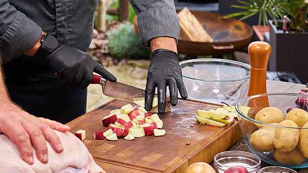 Nejprve si na men kousky pokrjejte jablka, hruky, cibule a napl suen vestky, ktermi se bude husa plnit.