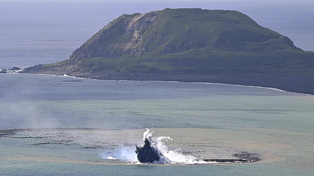 Nedaleko japonskho ostrova Iwodima vznikl pi nedvn erupci podmosk sopky nov ostrvek. (30. jna 2023)