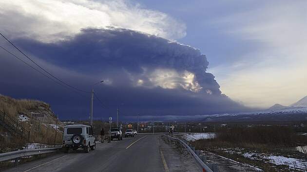 Na ruskm poloostrov Kamatka vychrlila sopka Kljuevskaja sloup popela do ve a deseti kilometr. (1. listopadu 2023)